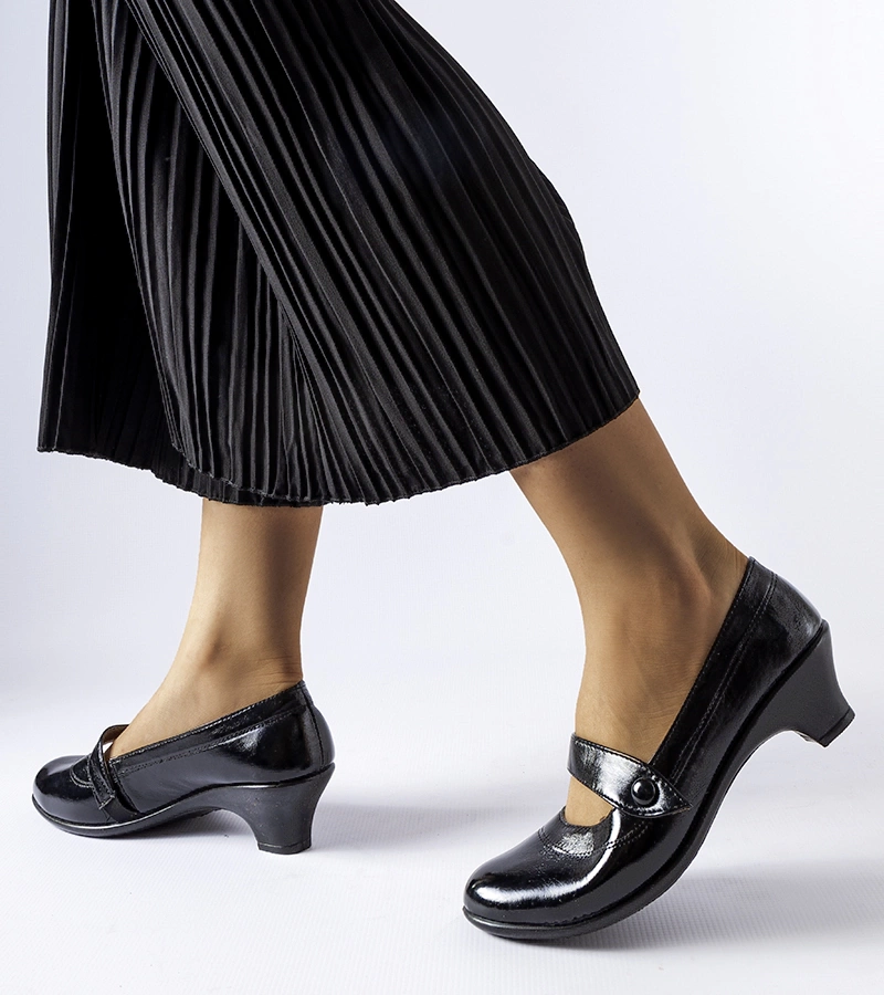 Czarne czółenka na niskim słupku