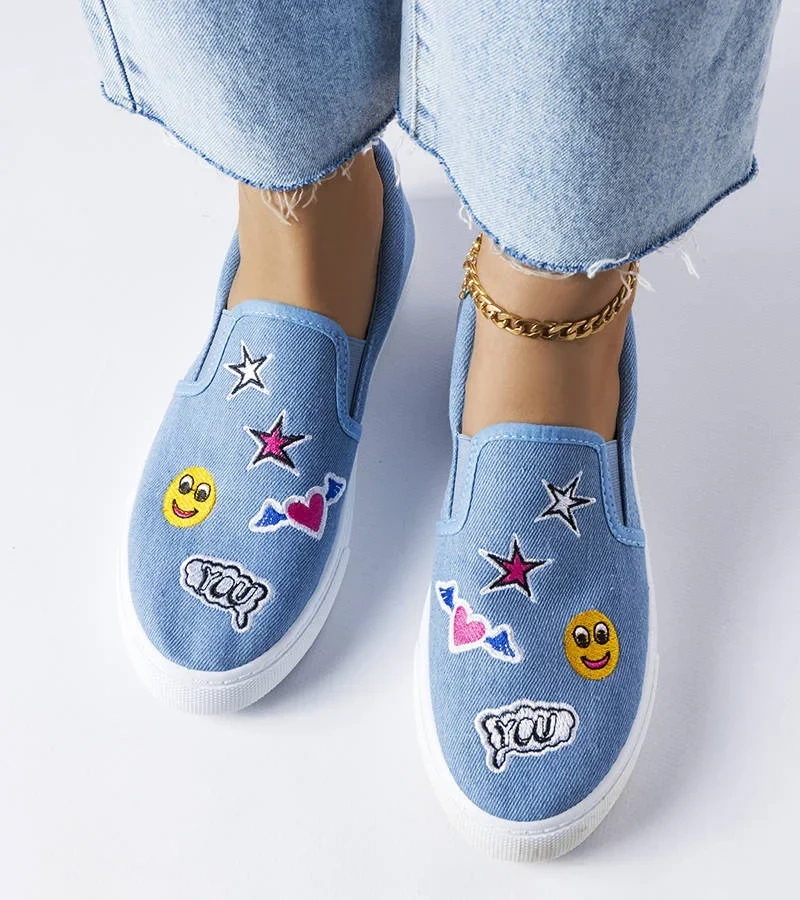 Błękitne wsuwane tenisówki z naszywkami