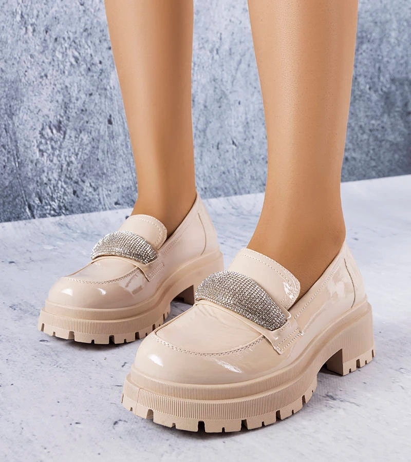 Beżowe półbuty lakierowane zdobione cyrkoniami