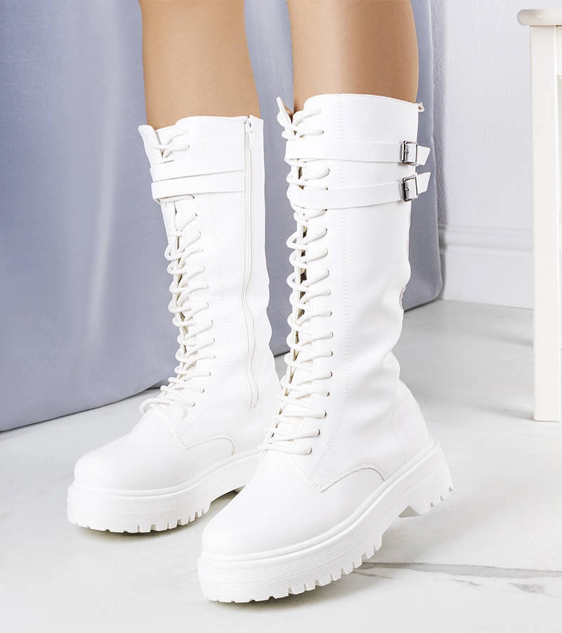 Białe wysokie botki