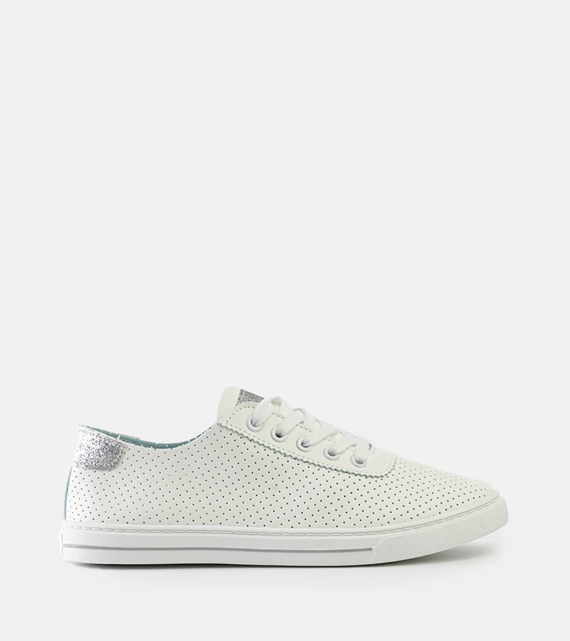 Białe perforowane sneakersy