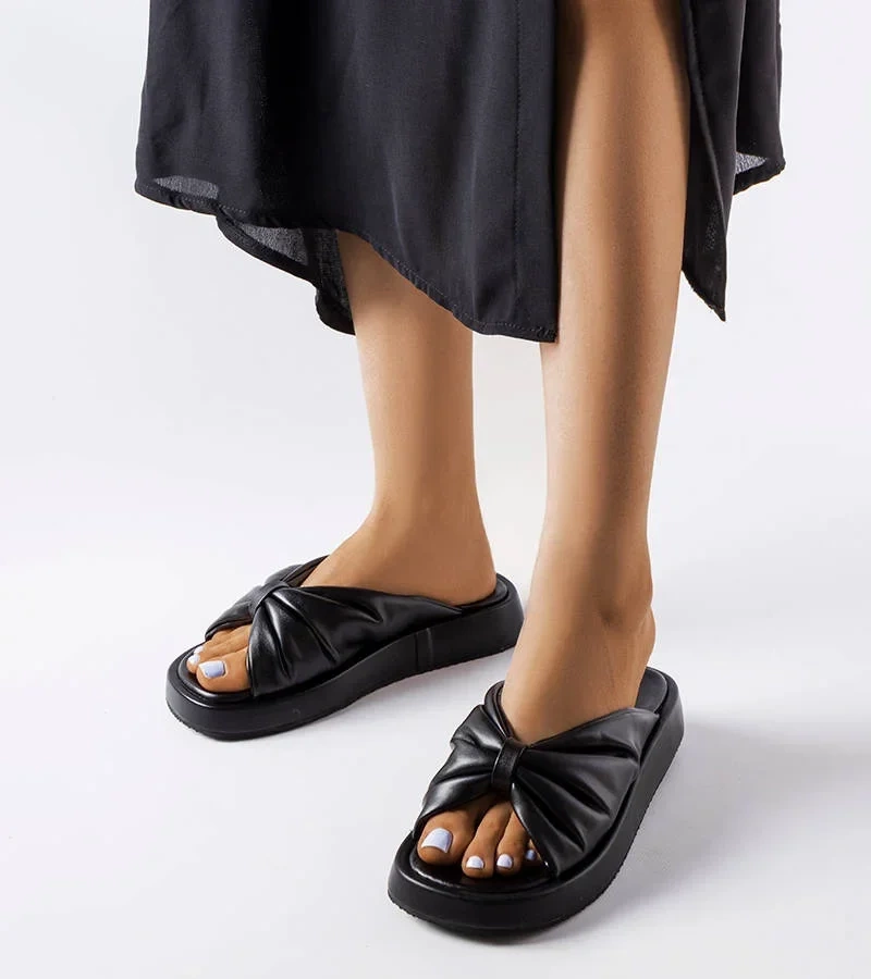 Czarne klapki na platformie z marszczeniem