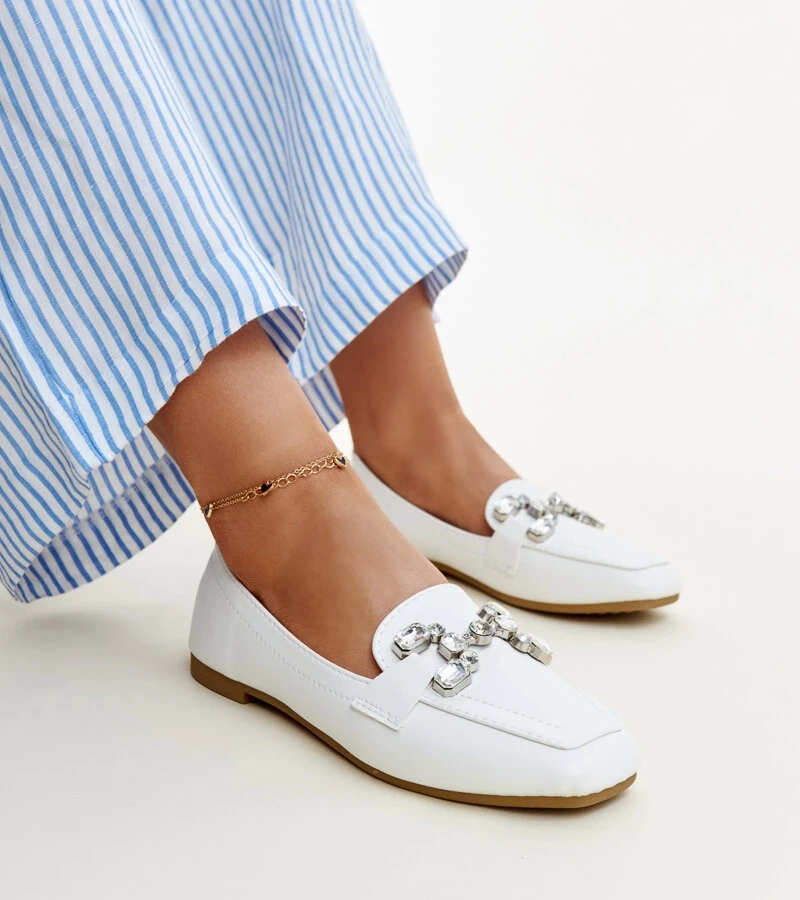 Białe mokasyny z cyrkonową klamerką