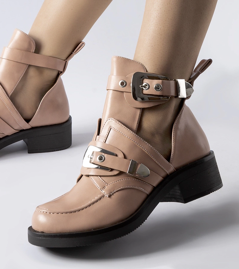 Różowe botki zdobione wycięciami