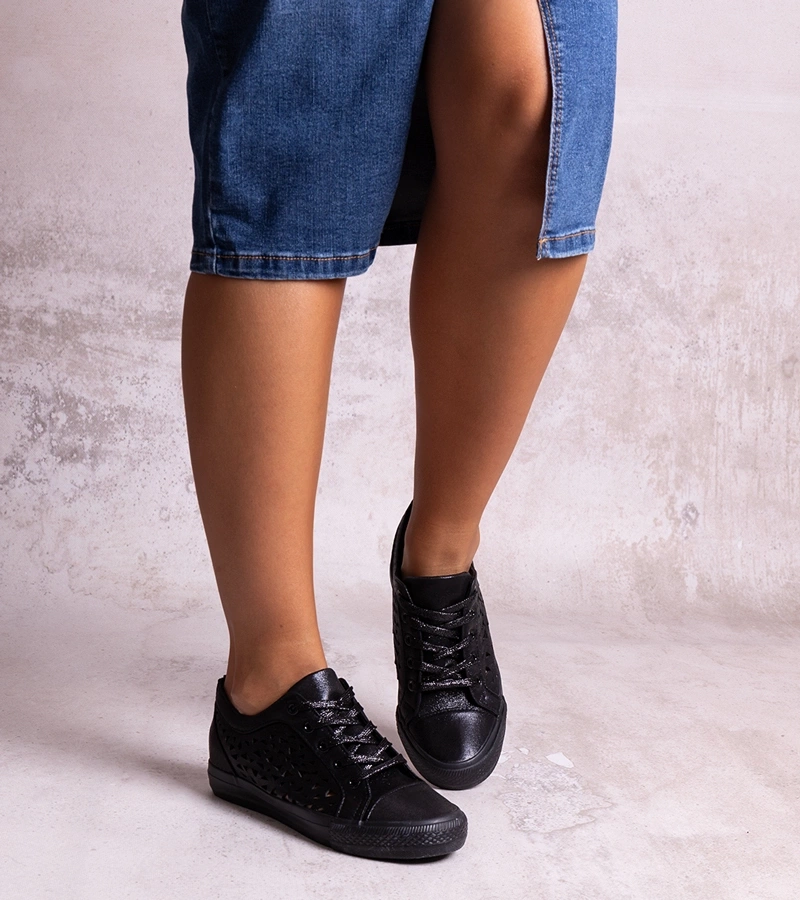 Czarne ażurowe trampki