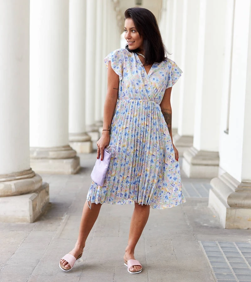 Biała sukienka plisowana w kwiaty