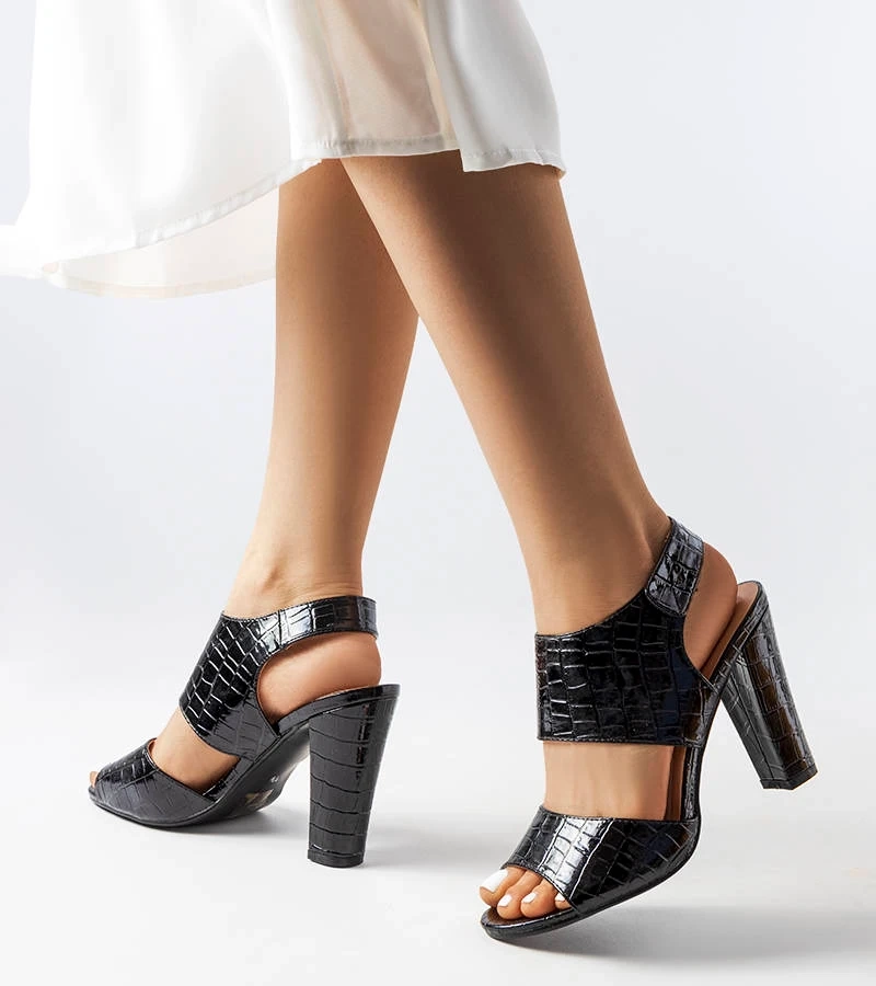 Czarne lakierowane sandały na słupku