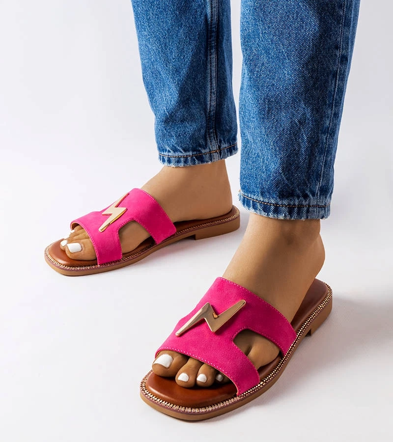 Różowe klapki zdobione blaszką