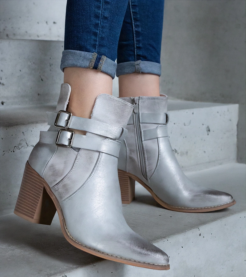 Srebrne botki na słupku zdobione wycięciem