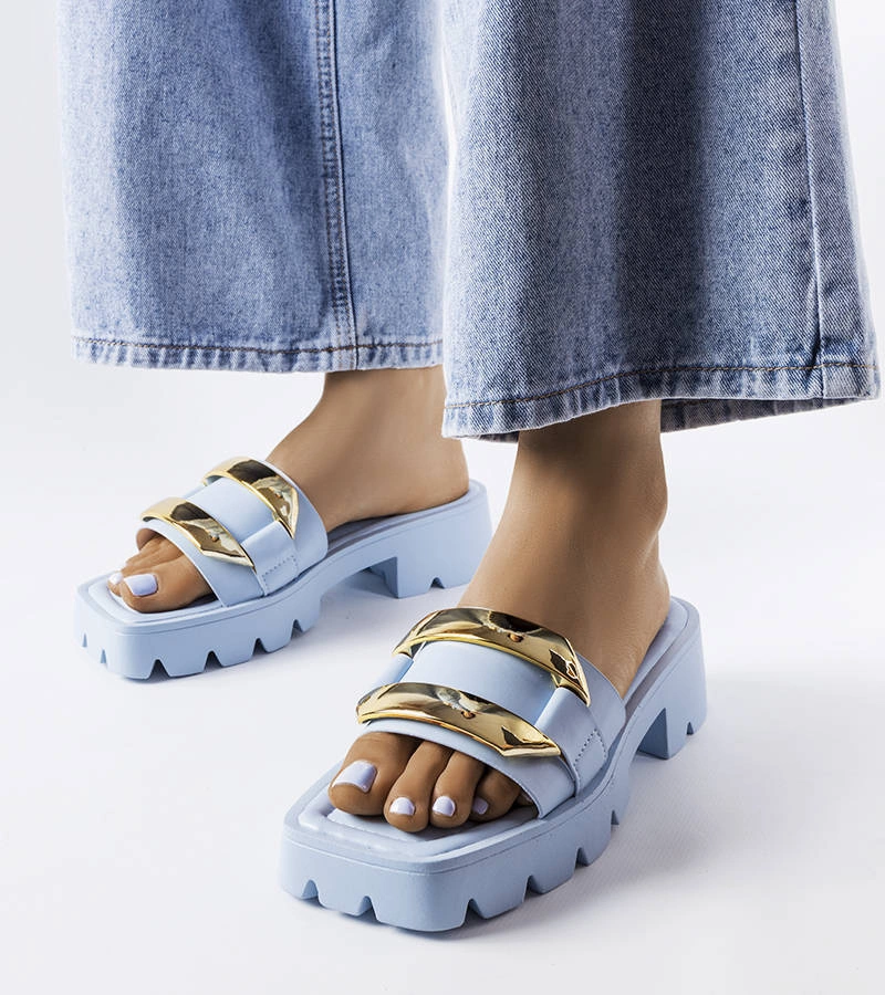 Niebieskie klapki na masywnej podeszwie