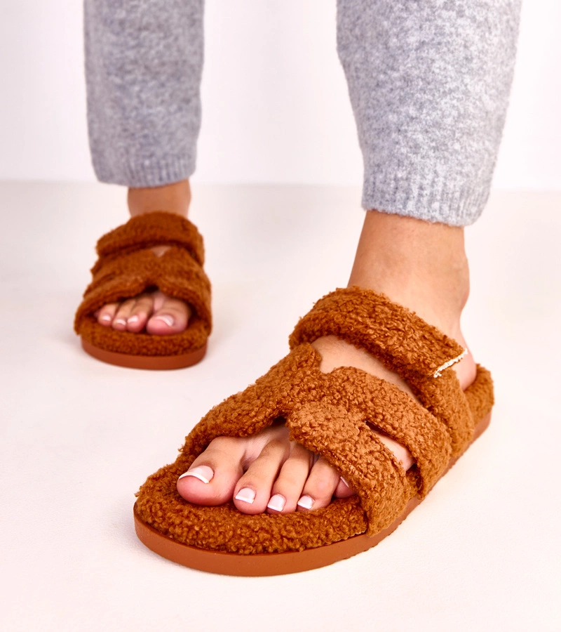 Hers Brązowe futrzane kapcie z otwartym przodem