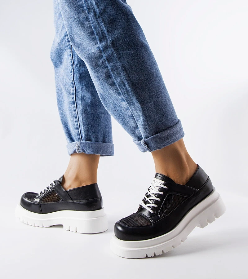 Czarne ażurowe półbuty na masywnej podeszwie