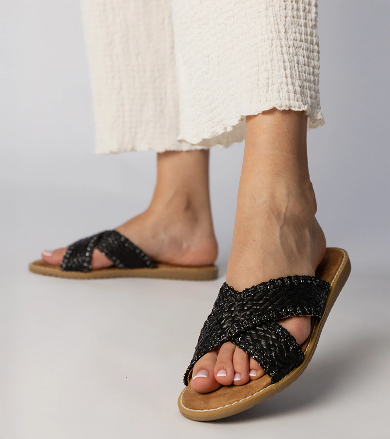 Hers Czarne klapki damskie plecione