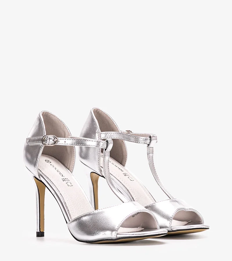 Sandałki czarne na szpilce z frędzelkiem