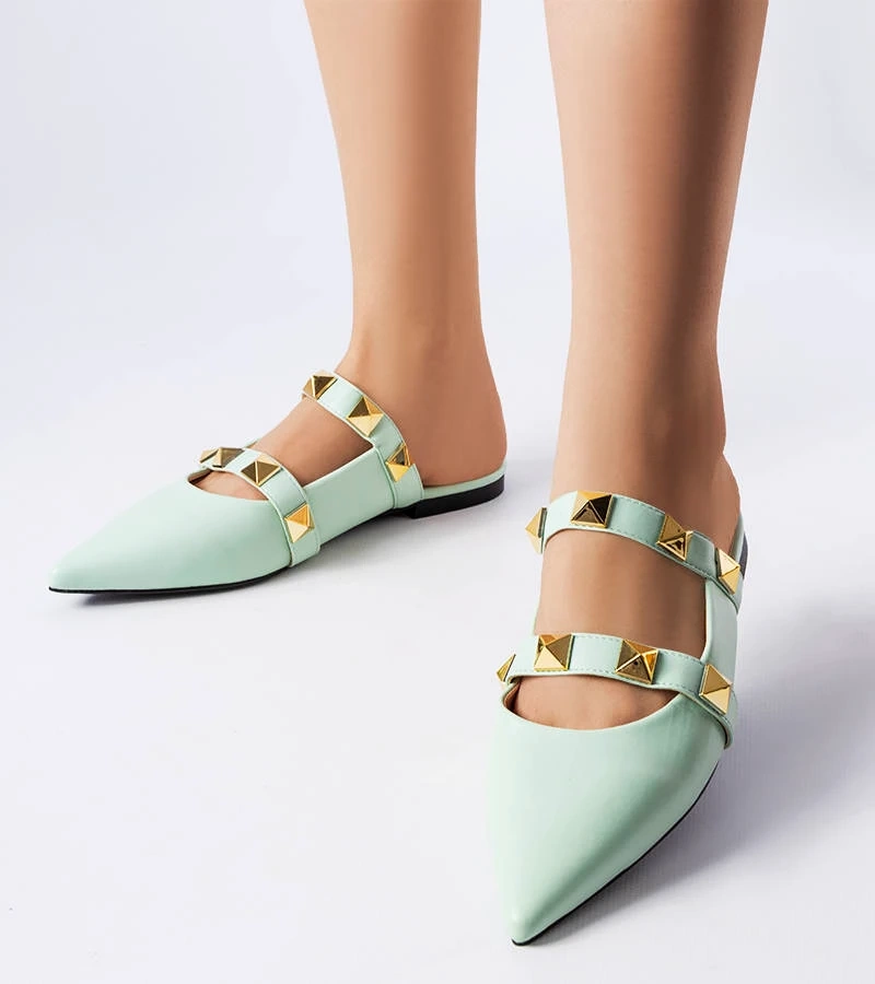 Zielone klapki zdobione ćwiekami i szpiczastym noskiem