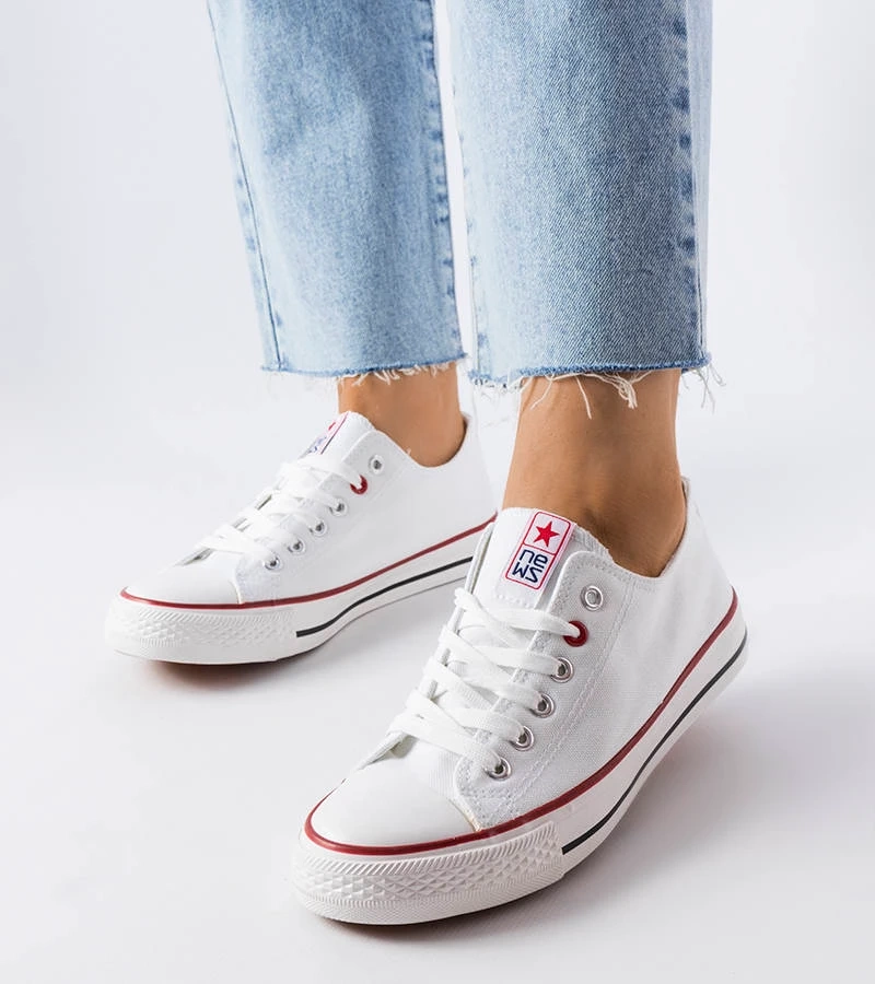 Białe materiałowe trampki