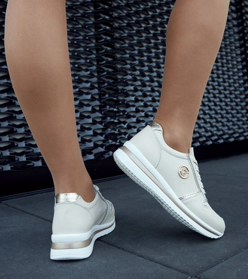 Beżowe skórzane sneakersy z cyrkoniami