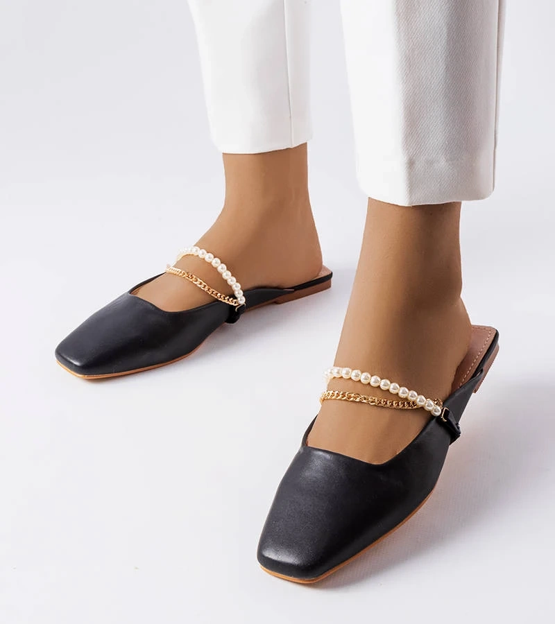 Czarne klapki z zakrytym noskiem