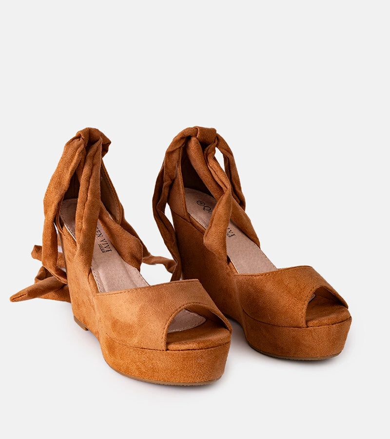 Brązowe sandały na koturnie