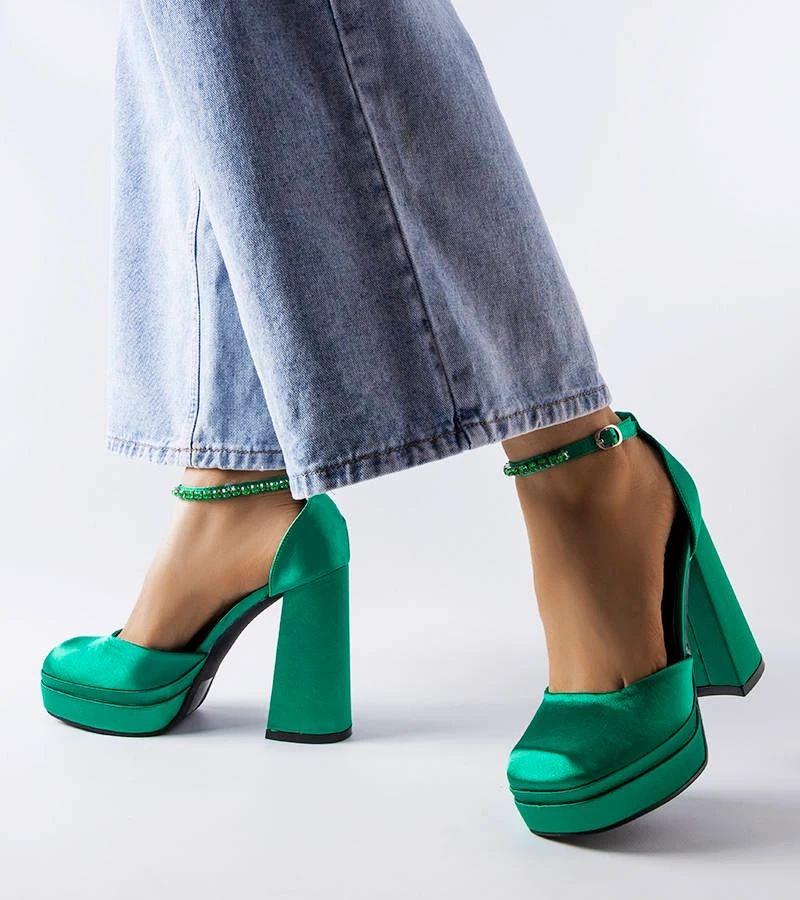 Zielony czółenka na wysokim słupku