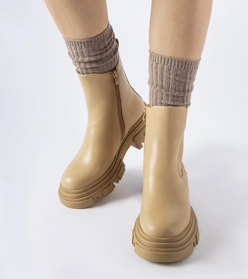Beżowe botki z gumową wstawką