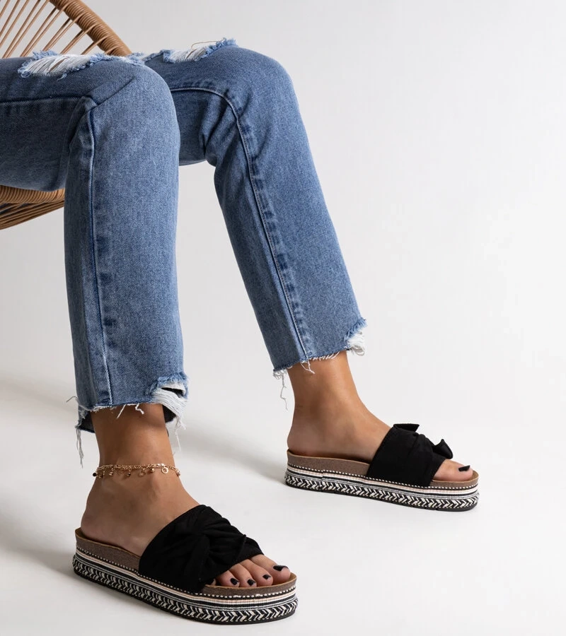 Masywne czarne klapki z ozdobną podeszwą