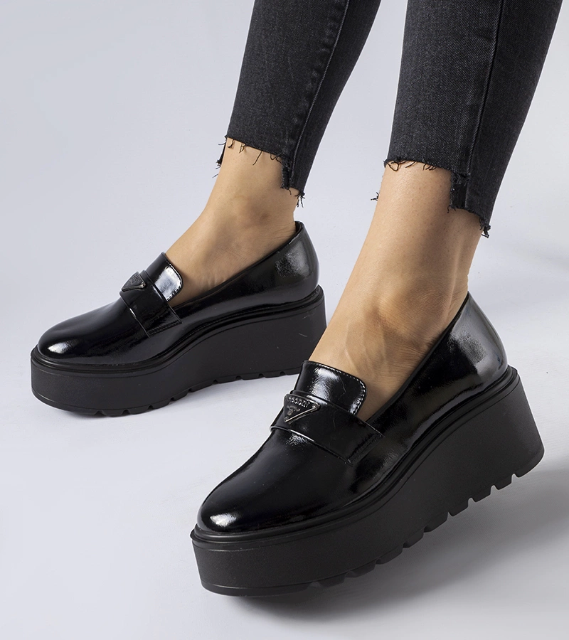 Czarne lakierowane mokasyny na platformie