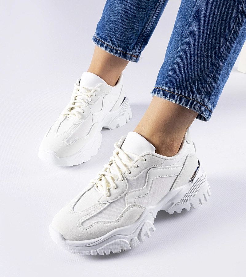 Białe sneakersy na masywnej podeszwie