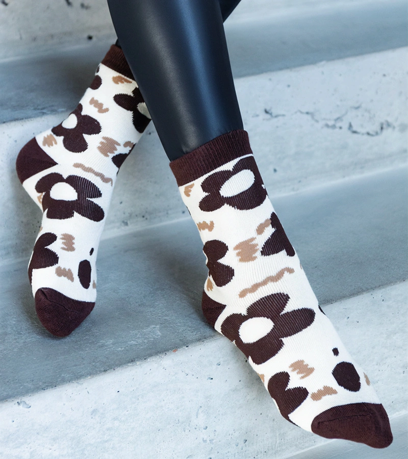 Biało-brązowe ciepłe skarpetki z kwiatami