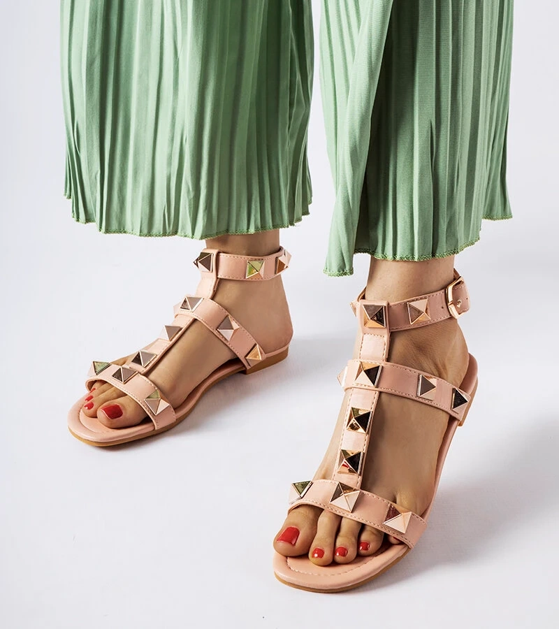 Różowe sandały zdobione ćwiekami