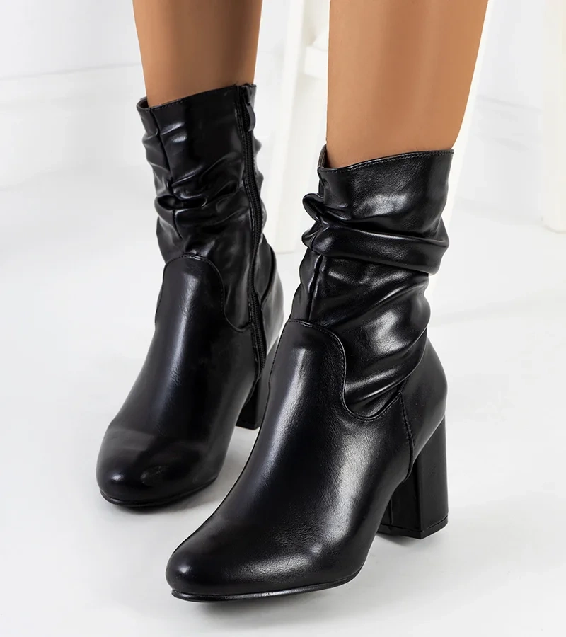 Czarne botki na obcasie eko-skóra