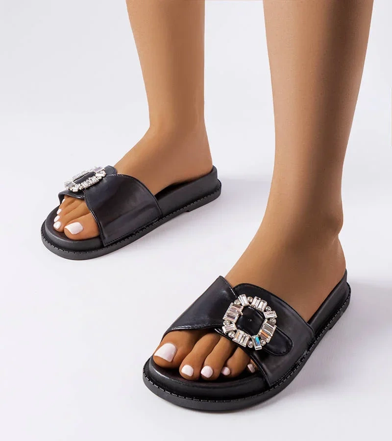 Czarne klapki na grubej podeszwie zdobione cyrkoniami