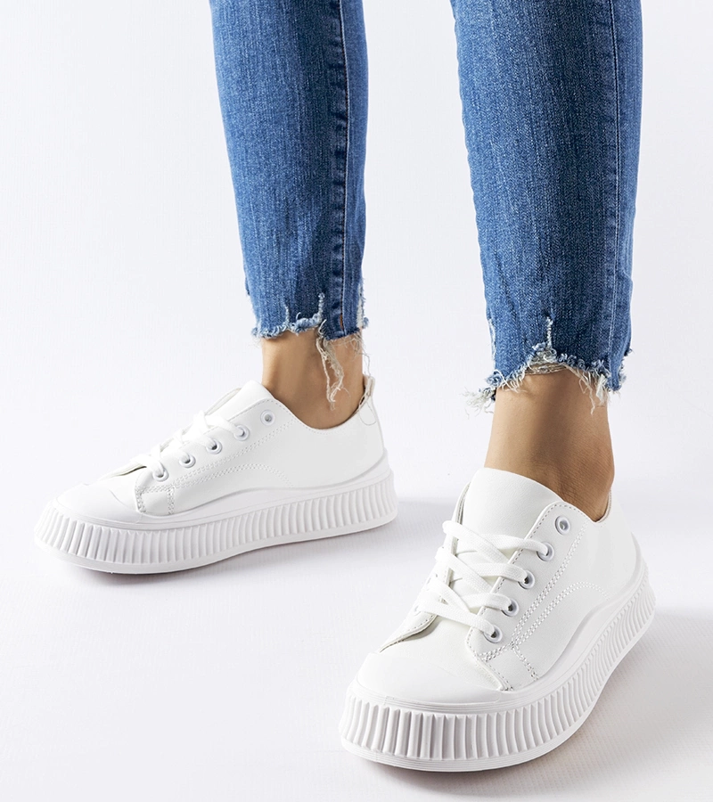 Białe trampki na platformie