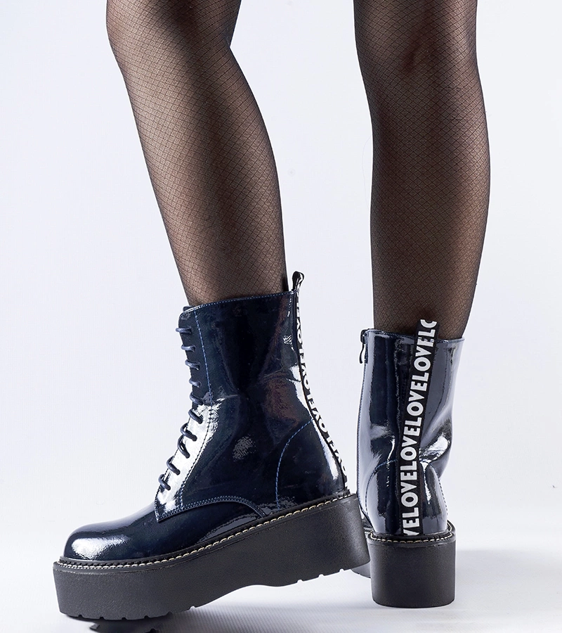 Granatowe lakierowane workery na platformie