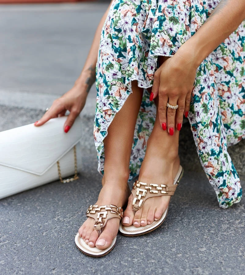 Brązowe klapki typu japonki