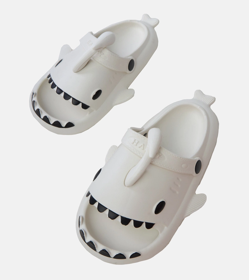 Hers Białe klapki dziecięce z motywem rekina