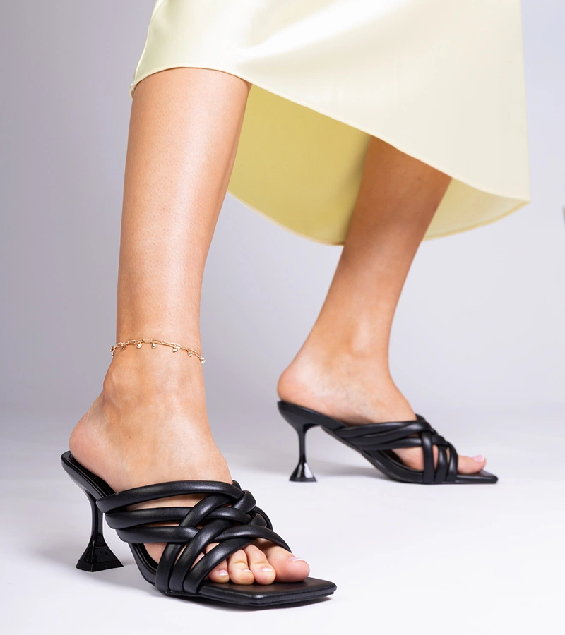 Czarne klapki na obcasie z kwadratowym noskiem