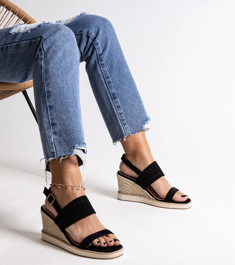 Czarne sandały na koturnie