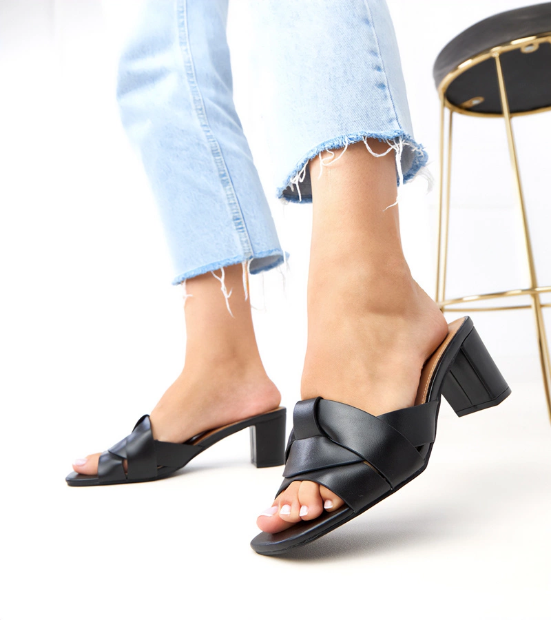 Hers Czarne klasyczne klapki na słupku z ekoskóry