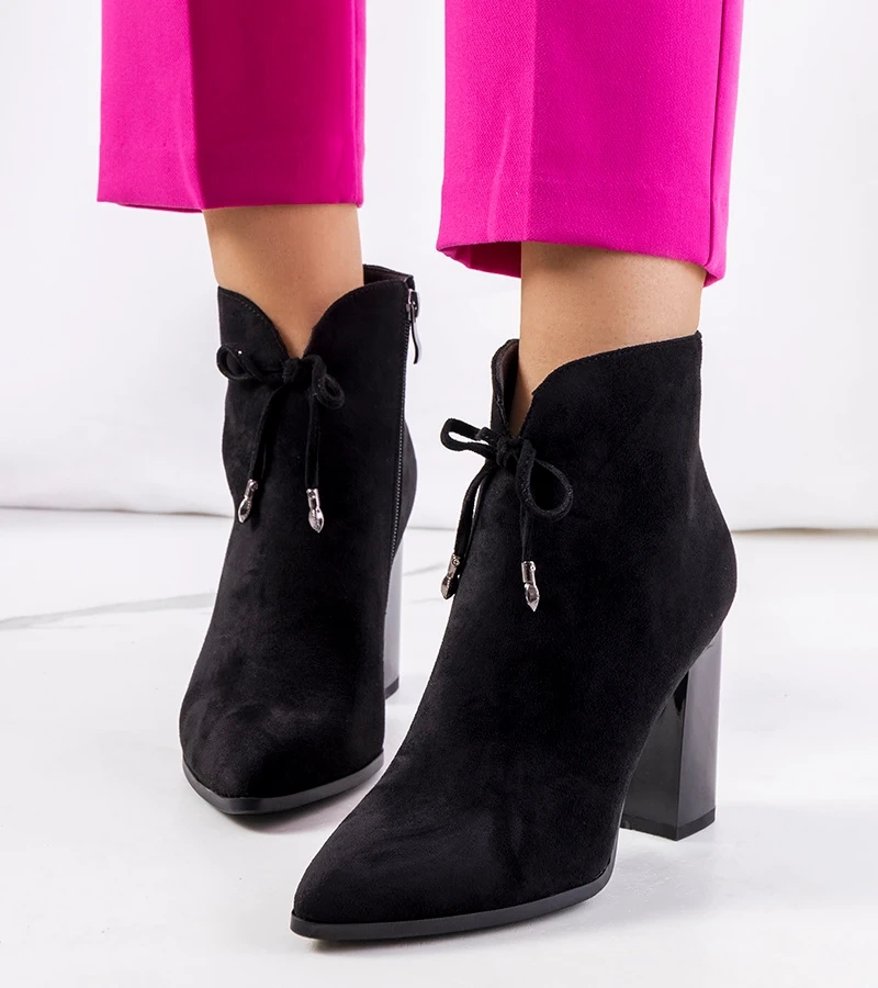 Zamszowe botki na słupku