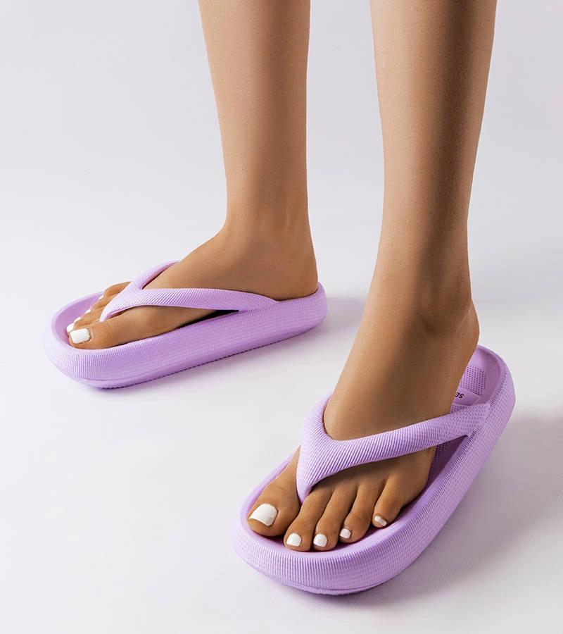 Fioletowe klapki typu japonki