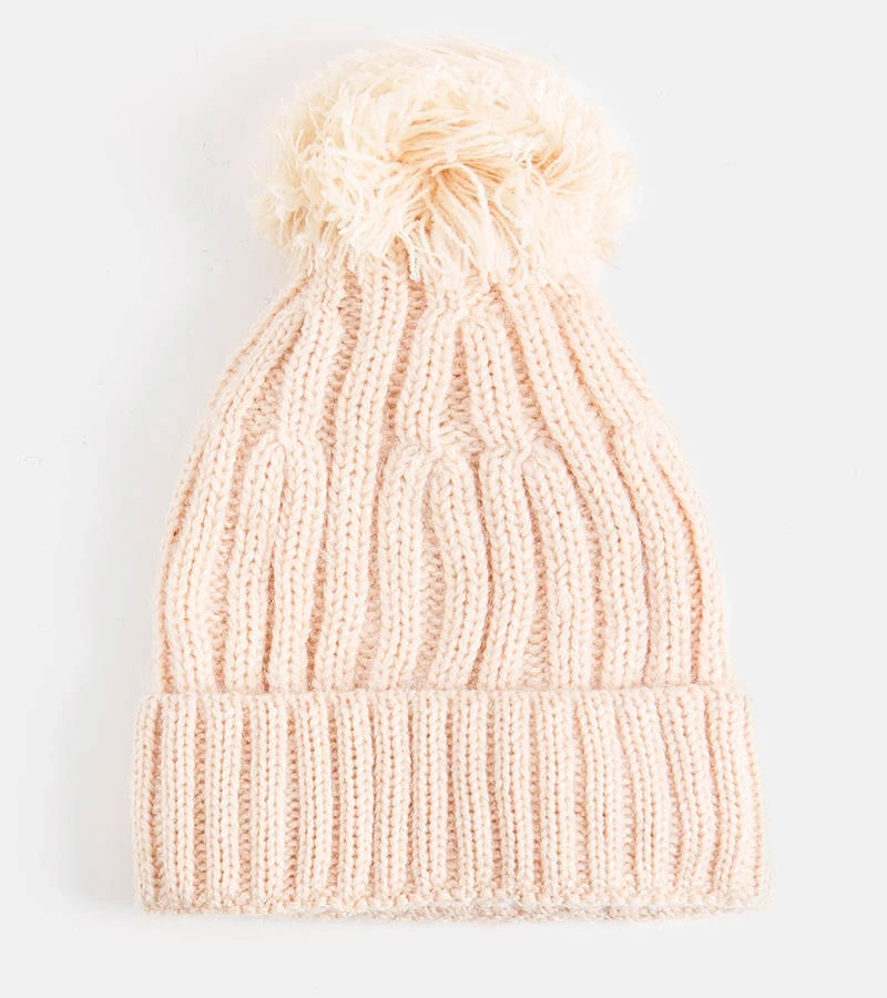 Beżowa błyszcząca czapka zimowa