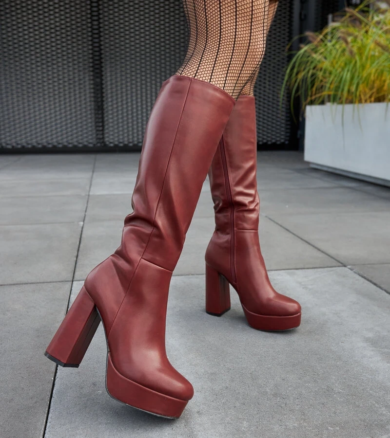 Bordowe kozaki na wysokim słupku