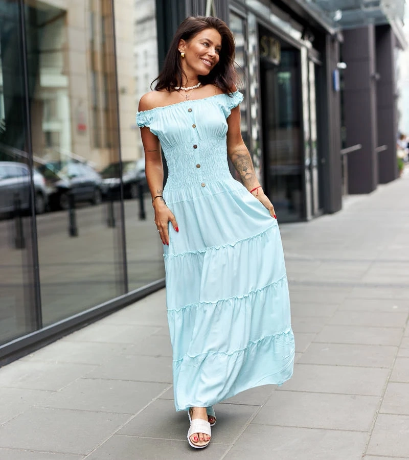 Niebieska sukienka o luźnym kroju