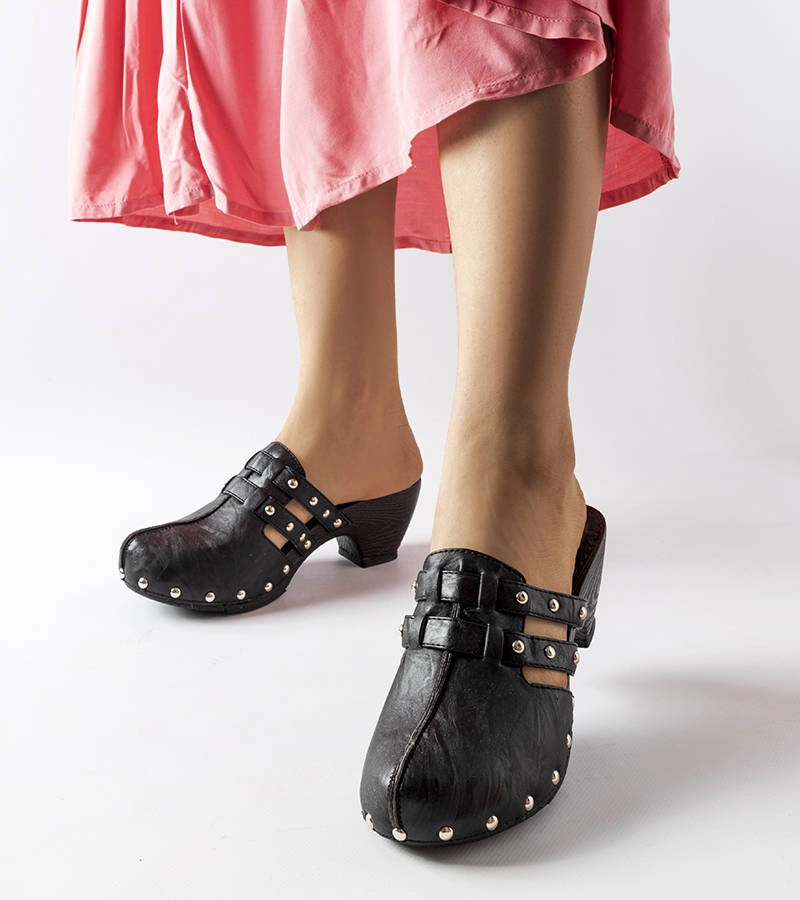 Czarne chodaki na słupku