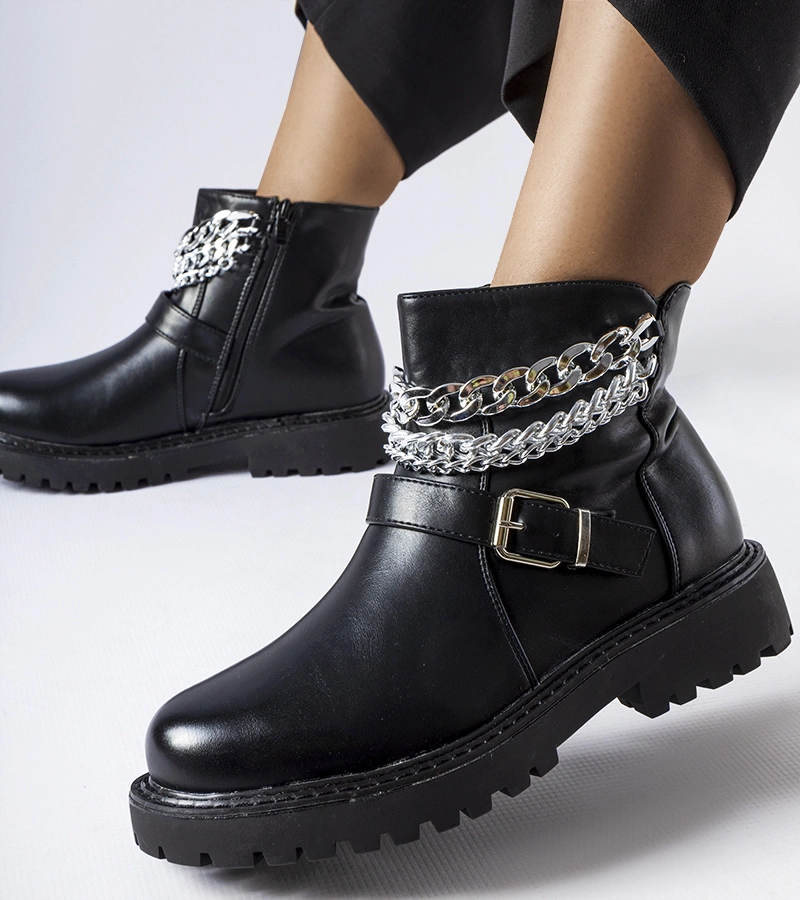 Czarne botki z ozdobnymi łańcuchami