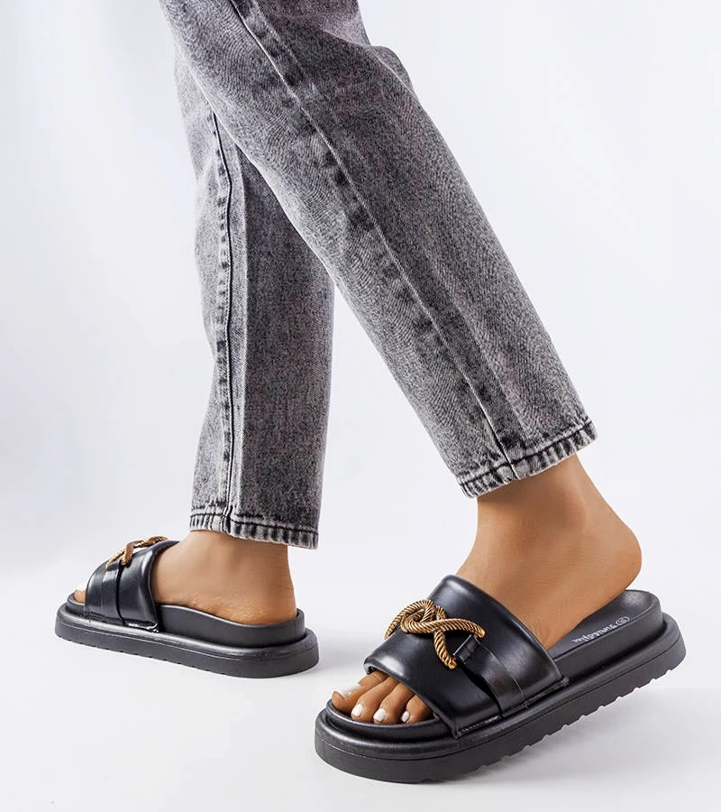 Czarne klapki na platformie z metalową ozdobą