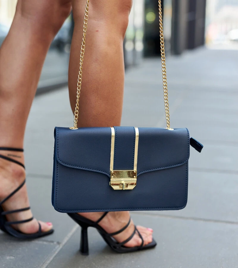 Granatowa torebka na ramię z łańcuchem