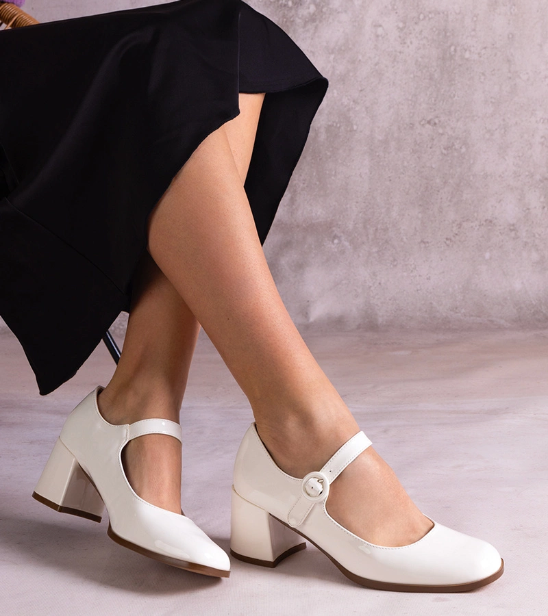 Hers Białe czółenka z paskiem na słupku