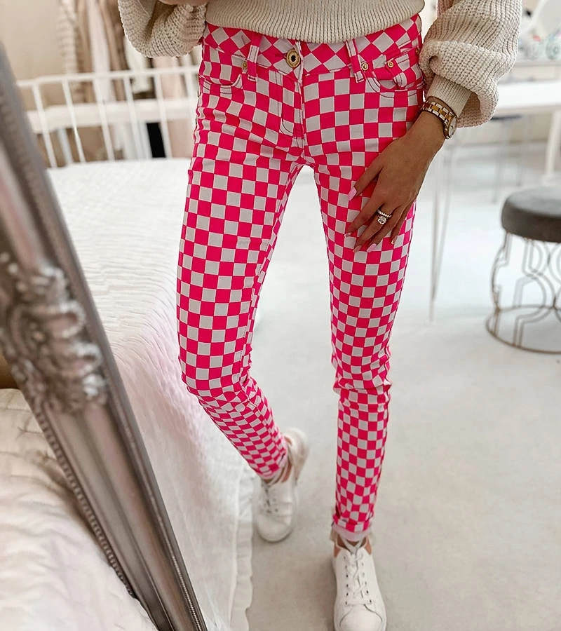 Różowe spodnie w szachownicę